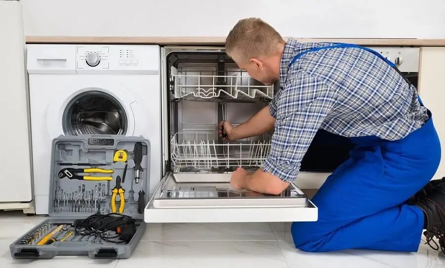 Keçiören Panasonic servisi teknisyen ekibi beyaz eşya tamiri yaparken